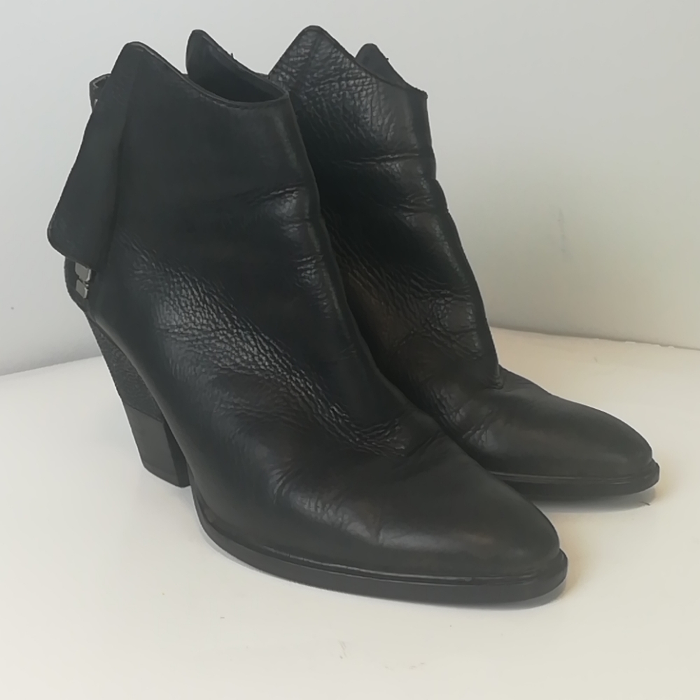 Dolce Vita Side Zip Pebbled Leather Ankle Booties Size 8